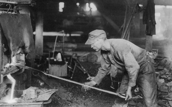Un puddleur au travail